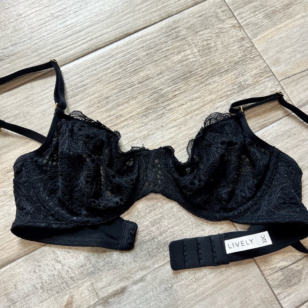 Women’s lively black lace bra -32c